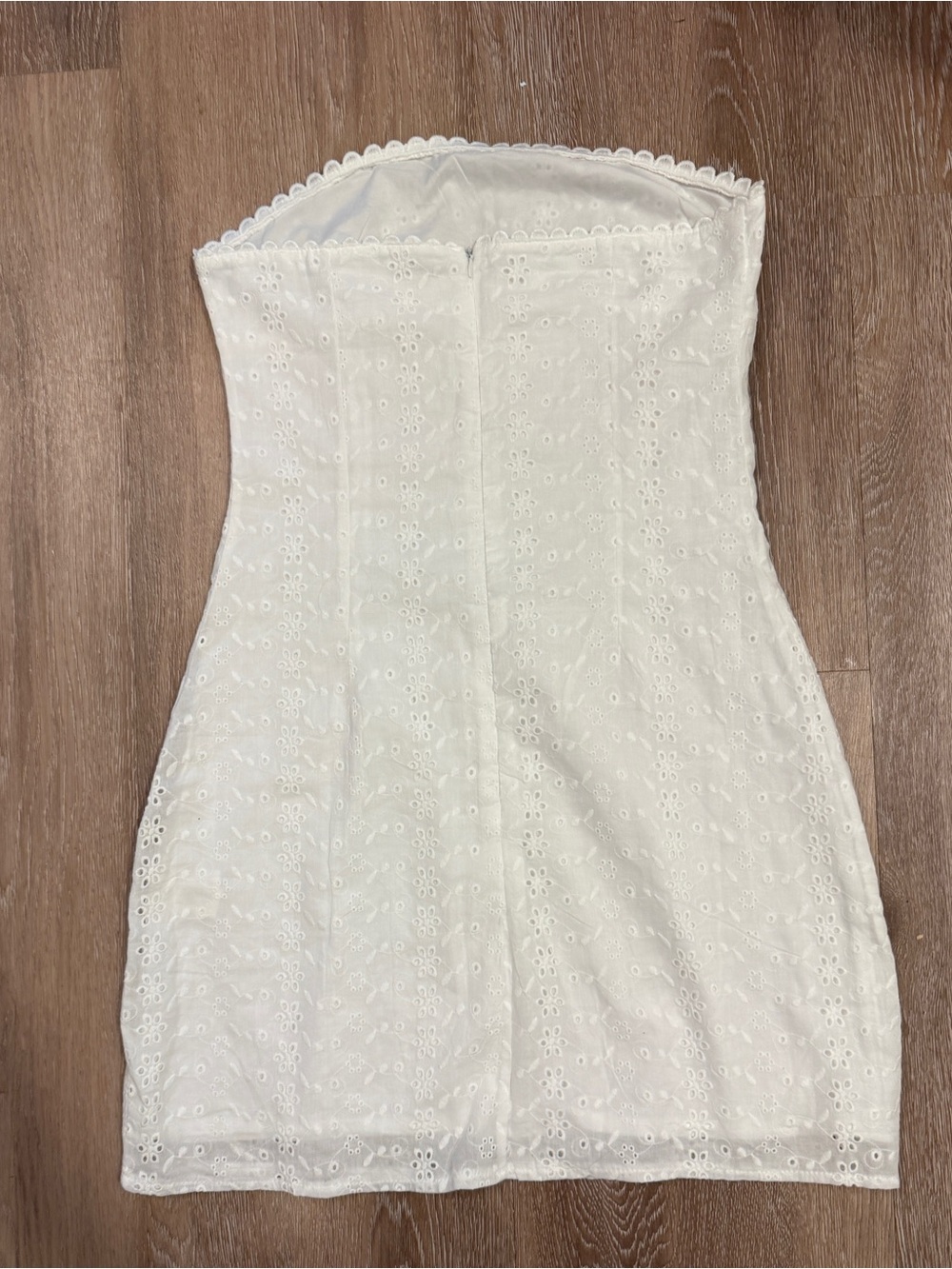 White strapless cotton eyelet mini dress with lace trim - Picture 3 of 6